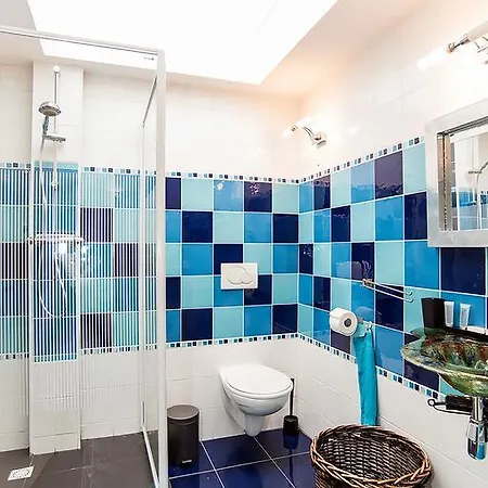 Rose 170 Bed and Breakfast 5*